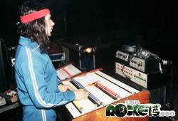Franco alla console luci nel 1980 - Photo by A. D'Andrea - © LesROCKETS.com