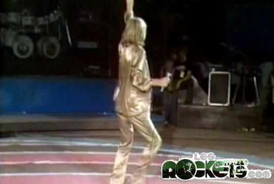 Festivalbar '79 - Esibizione di Patrick Juvet, sullo sfondo la batteria dei ROCKETS ed un tecnico dei ROCKETS con la maglietta con il logo della band - © LesROCKETS.com
