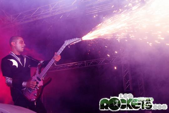 Gianluca Martino con la chitarra Jackson in azione nell'agosto 2007 ad Arre (PD) - Photo by Stefano (Vic) - © LesROCKETS.com