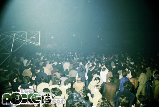 Il pubblico al Palalido di Milano subito dopo i disordini - Photo by A. D'Andrea - &copy; LesROCKETS.com