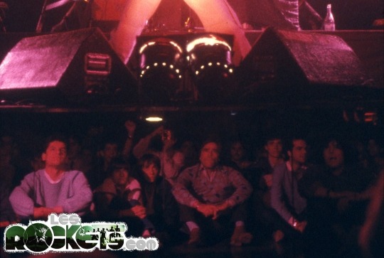Piumazzo (MO), 24 Aprile 1984. Gianni e Paolo sono tra il pubblico sotto il palco e fotografano lo show - Photo by Gianni - © LesROCKETS.com