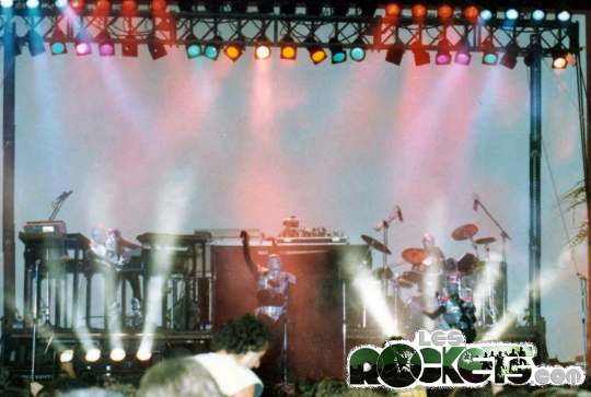 ROCKETS live nell'estate 1982, in terra otto Par 64 bianchi puntati verso l'alto - Photo by Daniele B. - © LesROCKETS.com