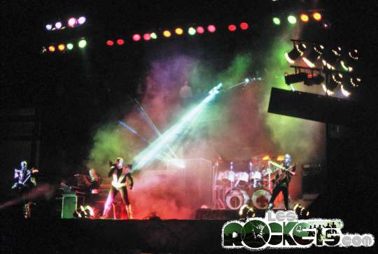 I ROCKETS al Festivalbar nel 1979, a destra i dodici Par 64 sorretti dai tralicci sollevati dagli elevatori Morley - © LesROCKETS.com