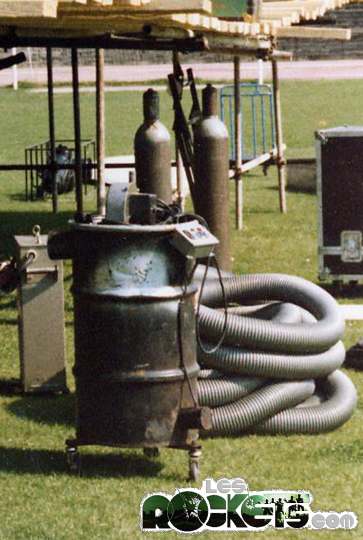 Materiale per il fumo nei concerti nel 1980, bidone del ghiaccio secco e relativo tubo per la propagazione del fumo, sul retro bombole con anidride carbonica per la macchina ad olio - © LesROCKETS.com
